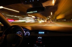 Автомобиль - вождение на ночной дороге